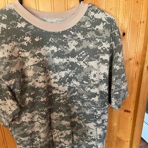 Men’s camo tshirt size L